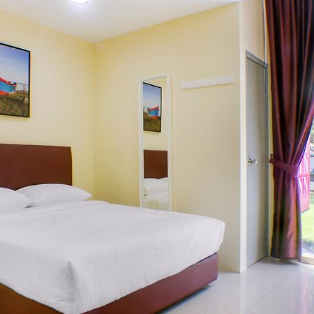 Oyo 90090 Roselyn Inn 2 Pasir Gudang Exteriör bild