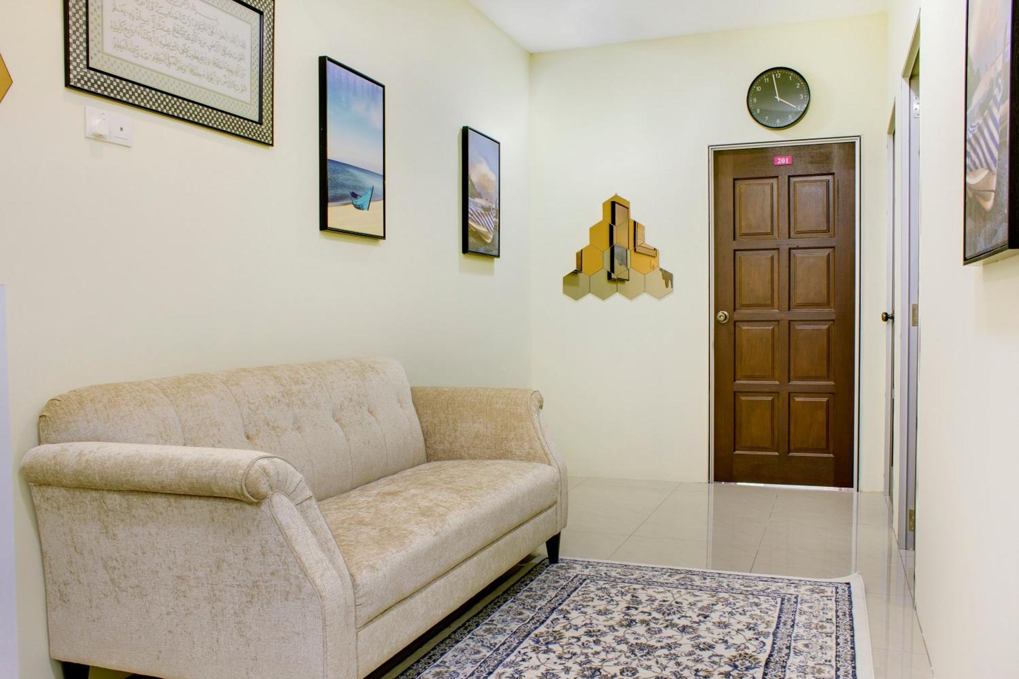 Oyo 90090 Roselyn Inn 2 Pasir Gudang Exteriör bild