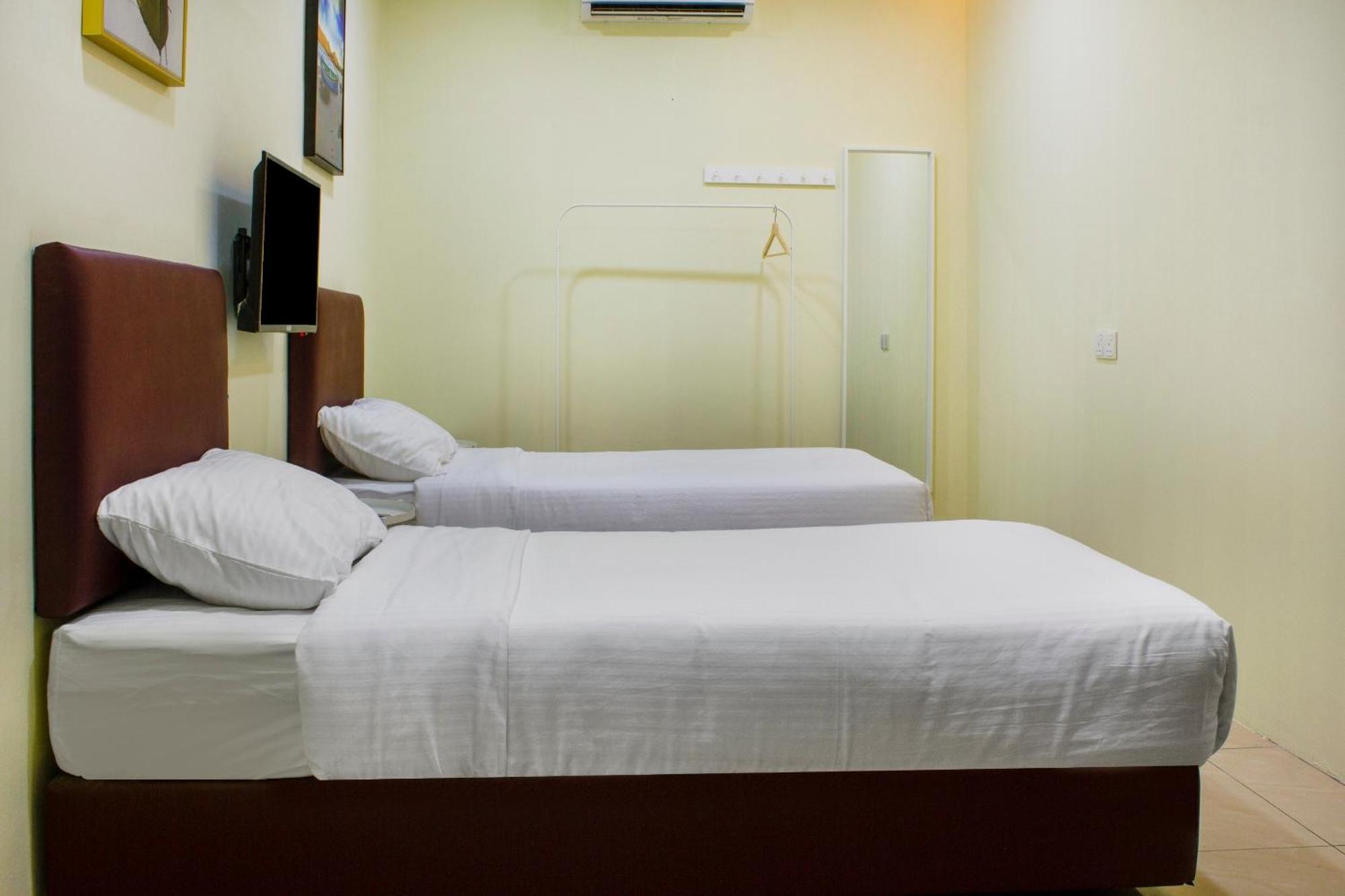 Oyo 90090 Roselyn Inn 2 Pasir Gudang Exteriör bild
