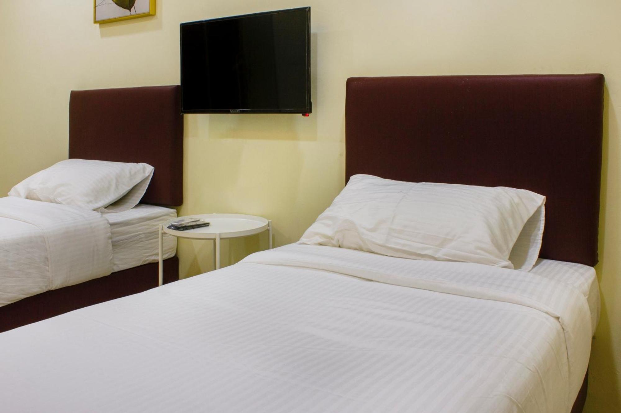 Oyo 90090 Roselyn Inn 2 Pasir Gudang Exteriör bild