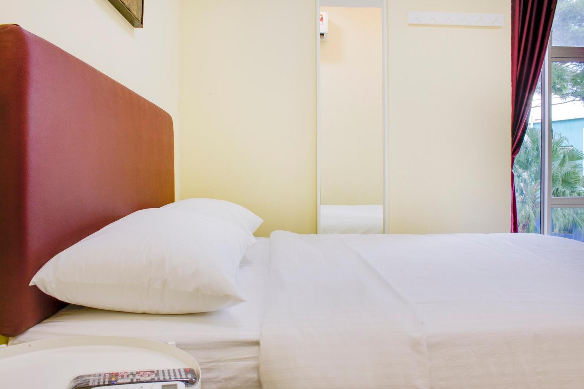 Oyo 90090 Roselyn Inn 2 Pasir Gudang Exteriör bild